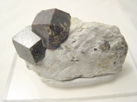 Connecticut - Mineral almandine garnet